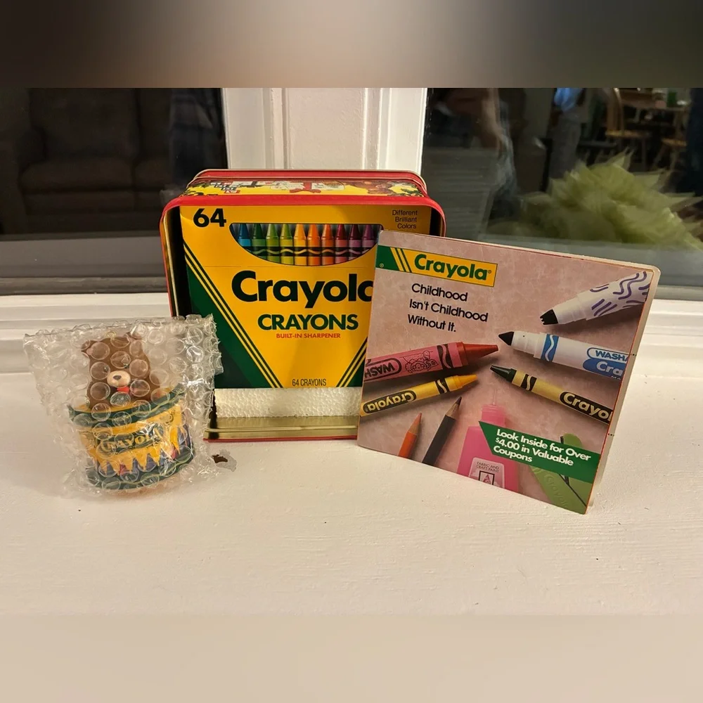 Crayola 1992 Red Holiday‎ Tin with original Crayola crayons